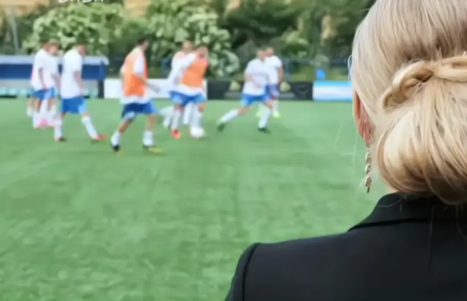 法国《Footballers Moms》高清完整版在线观看-免费看足球队的女老板们全集