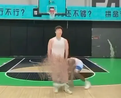 爆火短视频《牛教练的裤子》HD高清画质在线看-牛教练防守宣言惨遭打脸裤子成亮点-《牛教练的裤子》免费观看不收一分钱