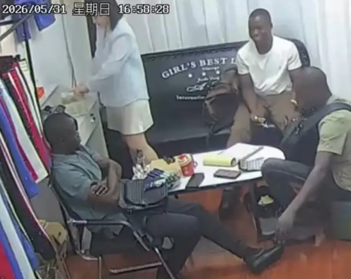 《三个黑人买衣服》服装店监控完整版 - 八分钟无删减高清录像 - 三个黑人买衣服事件1080P画质免费观看